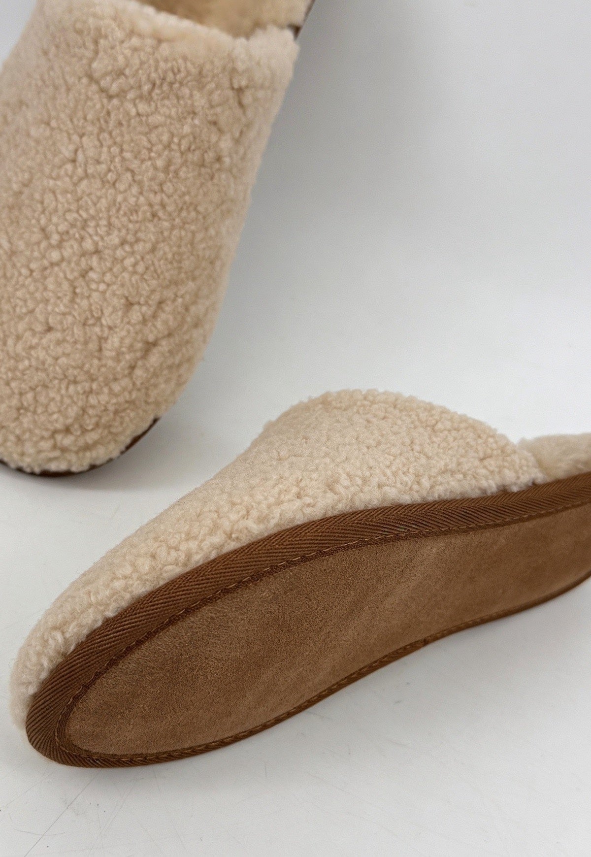 Curly Cosy Women's Lambskin Slippers - Natural Warmth & Gentle Lightness